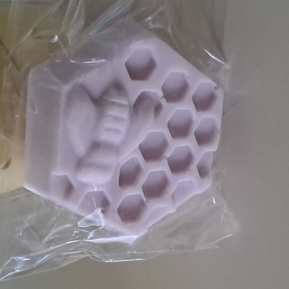 Hand crafted Lavender goats milk soap apprx. 4 oz. nwt - Picture 2 of 2